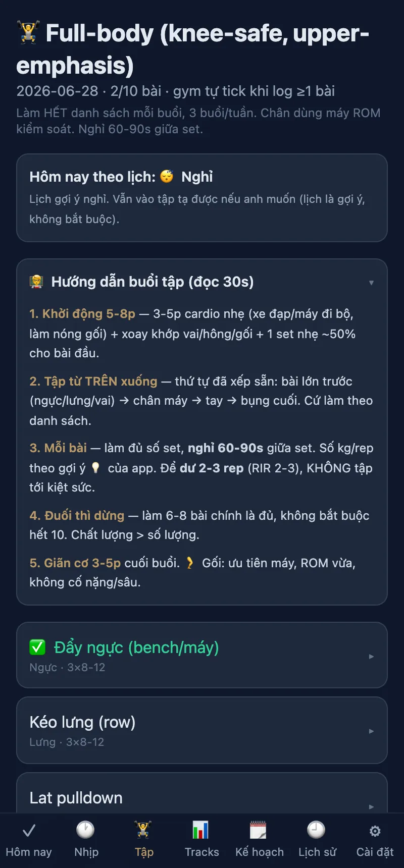 Màn hình trang Tập: banner 'hôm nay theo lịch là ngày nghỉ', card hướng dẫn buổi tập 5 bước, và danh sách bài full-body.