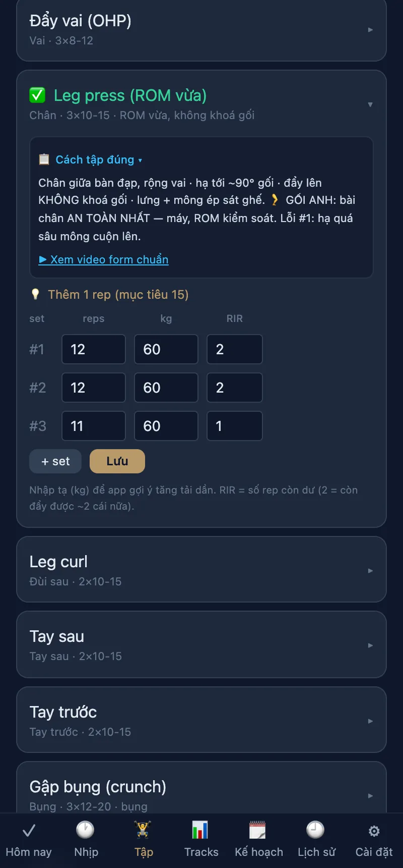 Bài Leg press mở rộng trong app: cue tập đúng knee-safe (ROM kiểm soát, không khoá gối), link video form chuẩn, và ô nhập reps/kg/RIR từng set.
